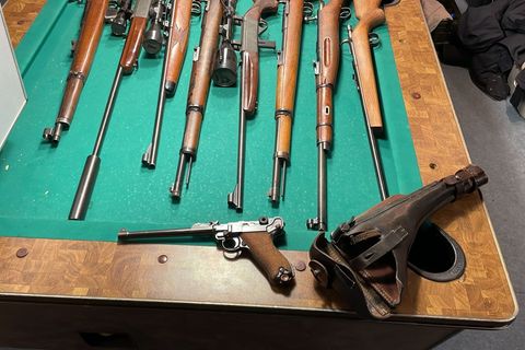 Waffen liegen in einem gemeinem Raum, den Fahnder im Haus eines mutmaßlichen Waffenhändlers gefunden haben. Foto: Polizei Wupper