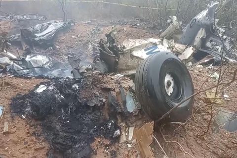 Ausgebrannte Flugzeugteile Ausgebrannte Flugzeugteile