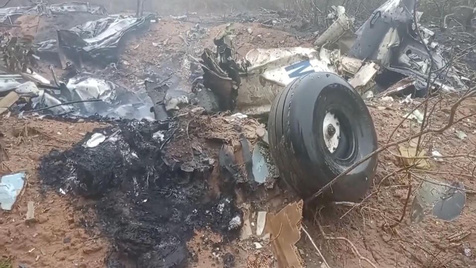 Ausgebrannte Flugzeugteile Ausgebrannte Flugzeugteile