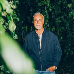 Klaus Lipphaus vor einer grünen Hecke