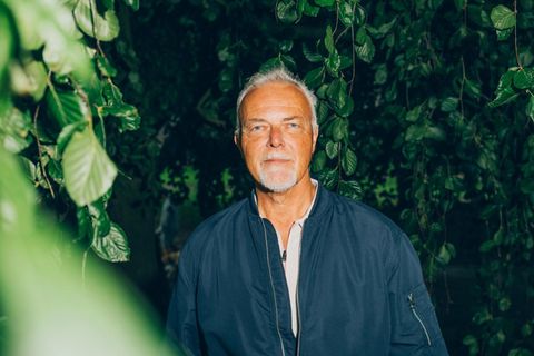 Klaus Lipphaus vor einer grünen Hecke