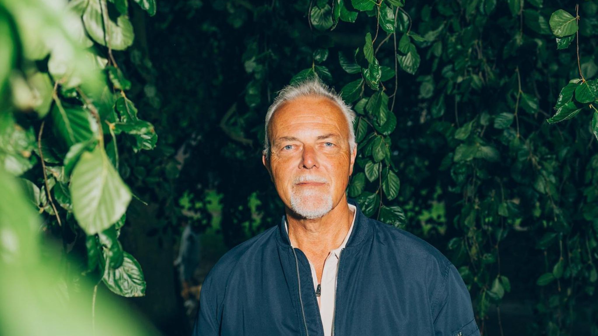 Klaus Lipphaus vor einer grünen Hecke