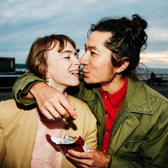 Gefühle: Ein Paar teilt sich Schokolade. Er umarmt sie dabei.