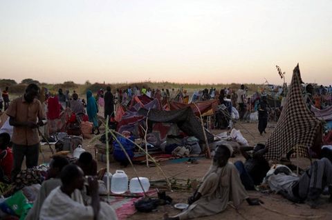Menschen sitzen in einem Lager für vertriebene Familien, die aus Al-Fashir, Sudan geflohen sind Menschen sitzen in einem Lager für vertriebene Familien, die aus Al-Fashir, Sudan geflohen sind