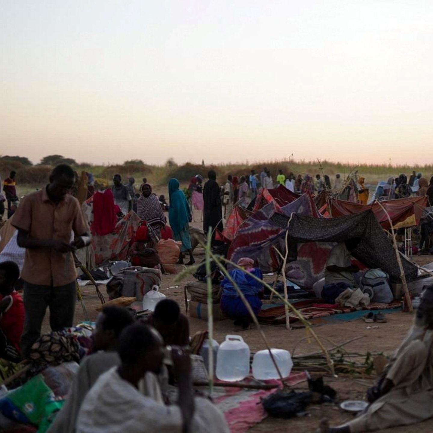 Menschen sitzen in einem Lager für vertriebene Familien, die aus Al-Fashir, Sudan geflohen sind