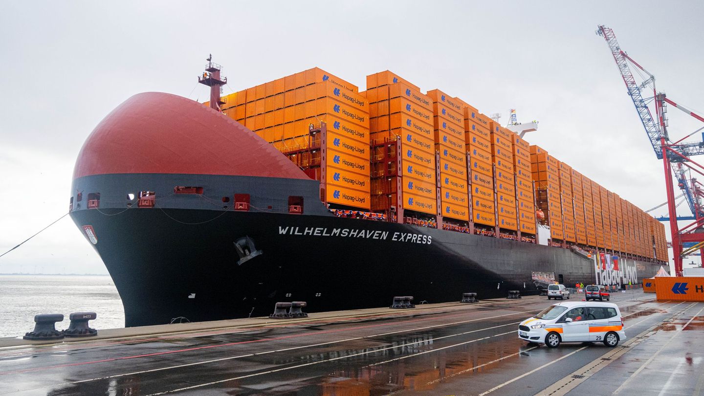 Das Containerschiff "Wilhelmshaven Express" wird künftig regelmäßig den JadeWeserPort ansteuern. Foto: Sina Schuldt/dpa Das Containerschiff "Wilhelmshaven Express" wird künftig regelmäßig den JadeWeserPort ansteuern. Foto: Sina Schuldt/dpa