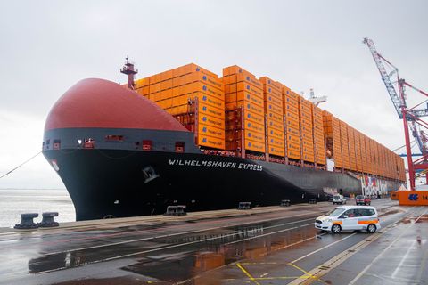 Das Containerschiff "Wilhelmshaven Express" wird künftig regelmäßig den JadeWeserPort ansteuern. Foto: Sina Schuldt/dpa