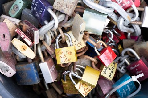 Hunderte Liebesschlösser mussten neuer Beleuchtung an der Brücke weichen. (Archivbild) Foto: Boris Roessler/dpa