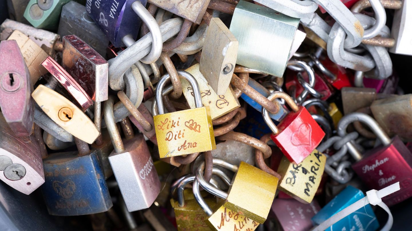 Hunderte Liebesschlösser mussten neuer Beleuchtung an der Brücke weichen. (Archivbild) Foto: Boris Roessler/dpa Hunderte Liebesschlösser mussten neuer Beleuchtung an der Brücke weichen. (Archivbild) Foto: Boris Roessler/dpa