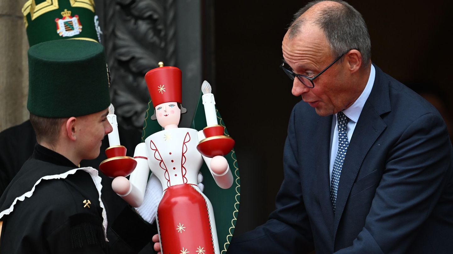 Bundeskanzler Friedrich Merz wurde beim Antrittsbesuch in Sachsen in Dresden von einer Bergmannskapelle begrüßt. Foto: Hendrik S Bundeskanzler Friedrich Merz wurde beim Antrittsbesuch in Sachsen in Dresden von einer Bergmannskapelle begrüßt. Foto: Hendrik S