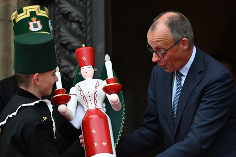 Bundeskanzler Friedrich Merz wurde beim Antrittsbesuch in Sachsen in Dresden von einer Bergmannskapelle begrüßt. Foto: Hendrik S