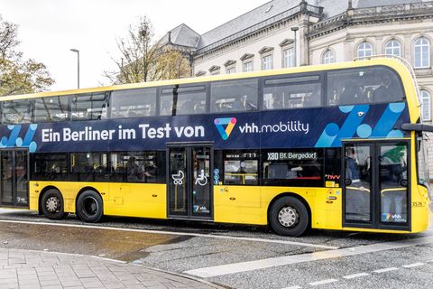 Bis zum 12. November soll der gelbe Doppeldeckerbus zwischen dem Hamburger Hauptbahnhof und Bergedorf im Probebetrieb pendeln. F
