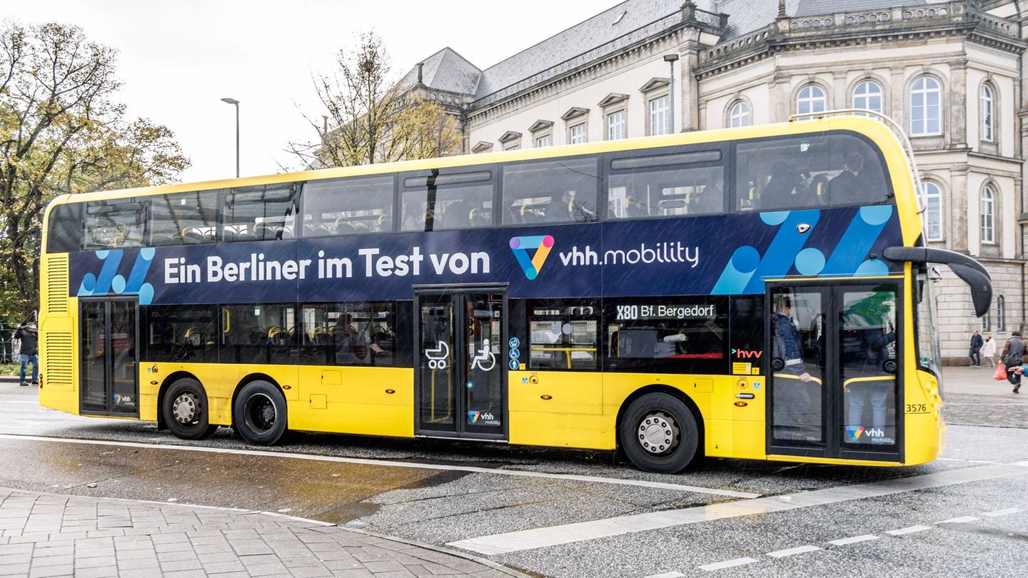Bis zum 12. November soll der gelbe Doppeldeckerbus zwischen dem Hamburger Hauptbahnhof und Bergedorf im Probebetrieb pendeln. F Bis zum 12. November soll der gelbe Doppeldeckerbus zwischen dem Hamburger Hauptbahnhof und Bergedorf im Probebetrieb pendeln. F