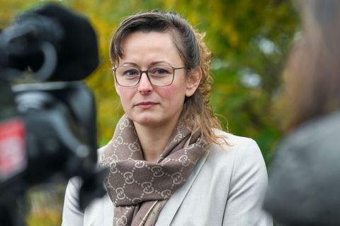 Brandenburgs Landwirtschaftsministerin stellt eine Stallpflicht in Aussicht. Foto: Jens Kalaene/dpa