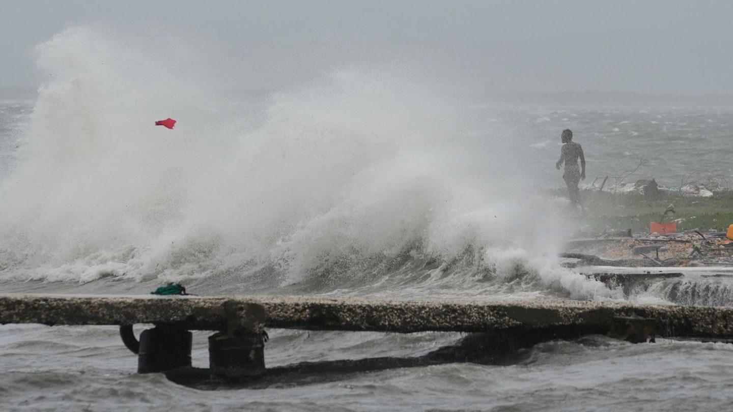 Noch ist "Melissa" nicht auf die Küste Jamaikas getroffen, doch schon Stunden vorher schlägt das Meer hohe Wellen