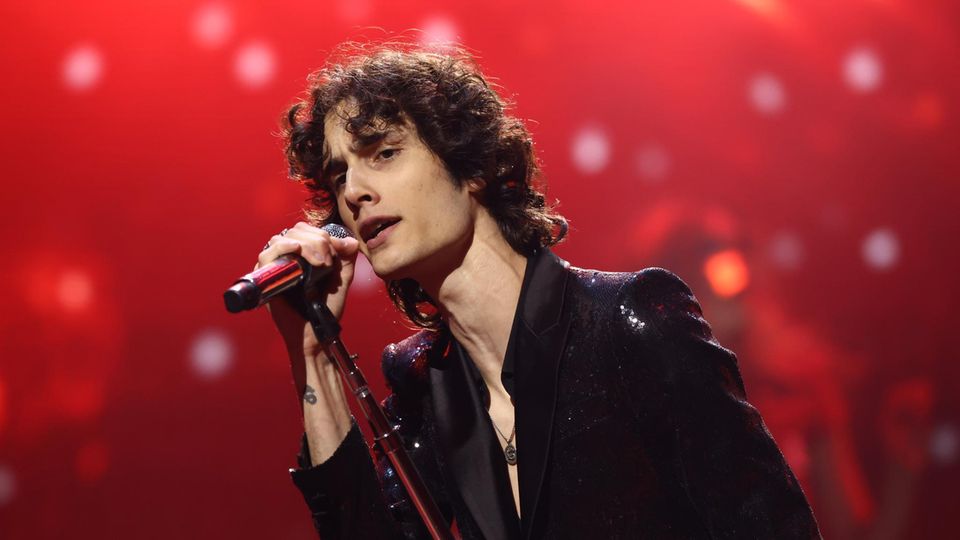 Sombr während eines Auftritts auf den MTV Video Music Awards 2025 Sombr während eines Auftritts auf den MTV Video Music Awards 2025