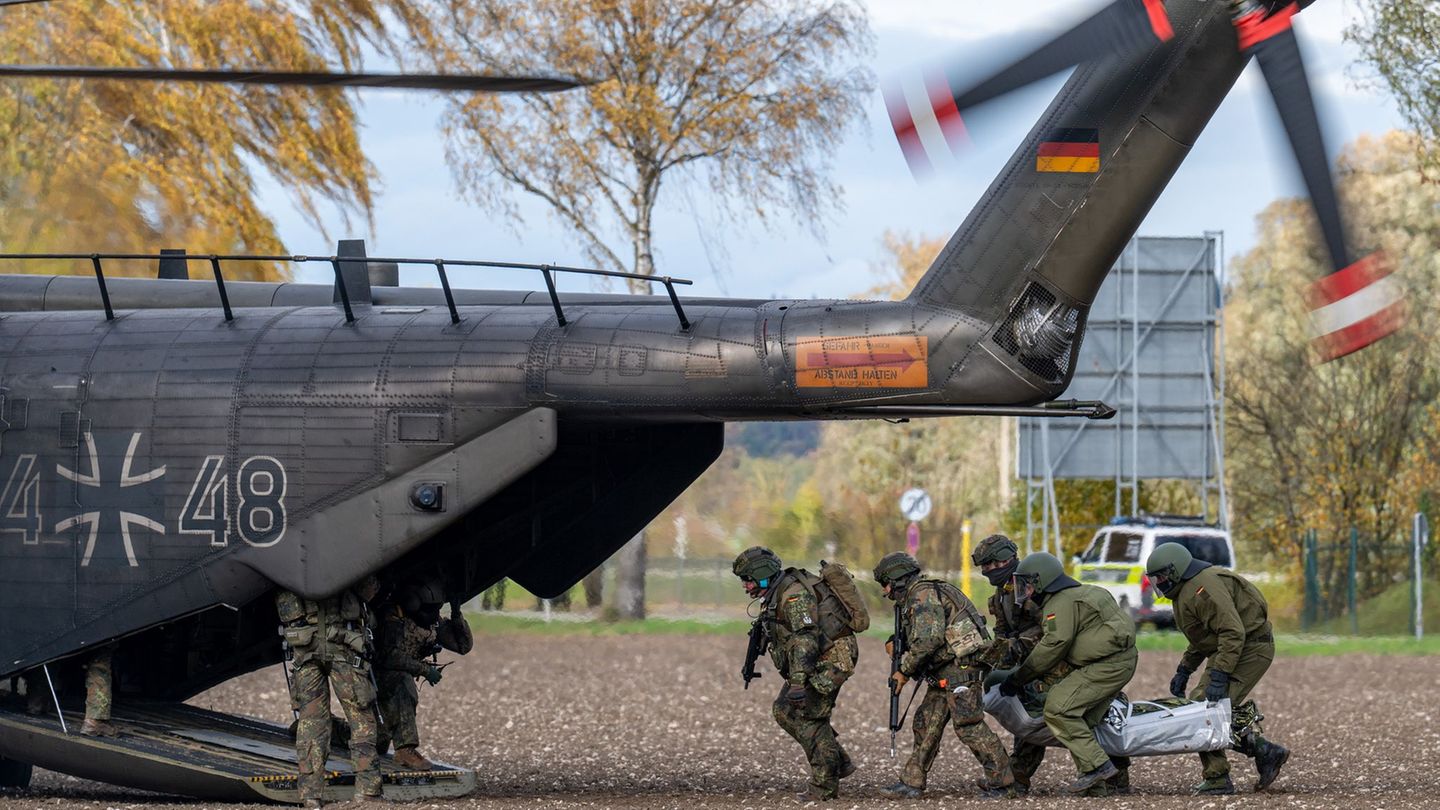 Bei einer Bundeswehr-Übung bringen Soldaten einen von einem Soldaten gespielten Verletzten zu einem Hubschrauber. Foto: Armin We Bei einer Bundeswehr-Übung bringen Soldaten einen von einem Soldaten gespielten Verletzten zu einem Hubschrauber. Foto: Armin We