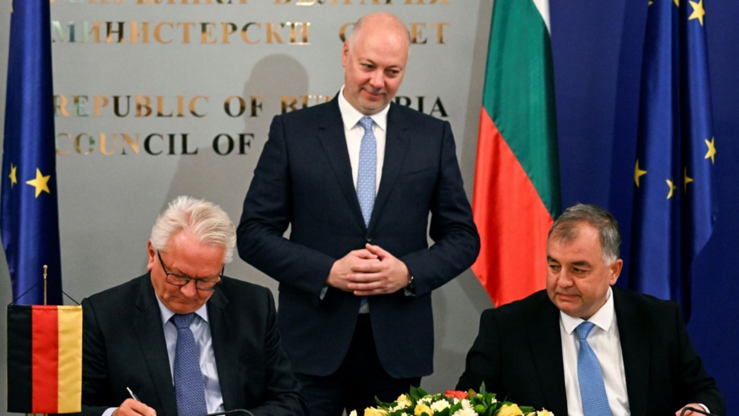 Armin Pappberger (L) bei der Unterzeichnung in Sofia Armin Pappberger (L) bei der Unterzeichnung in Sofia