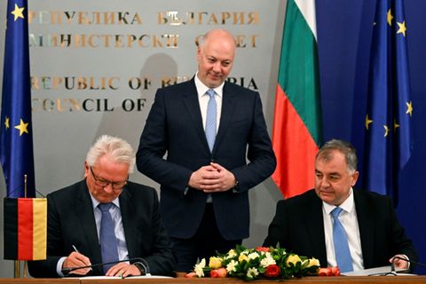 Armin Pappberger (L) bei der Unterzeichnung in Sofia