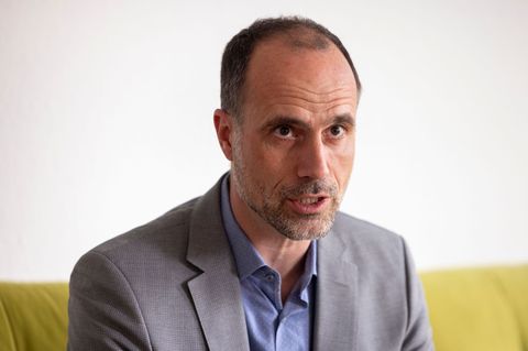 Gesundheitsminister Clemens Hoch sichert den Erhalt von Arbeitsplätzen und die medizinische Versorgung zu. (Archivbild) Foto: He