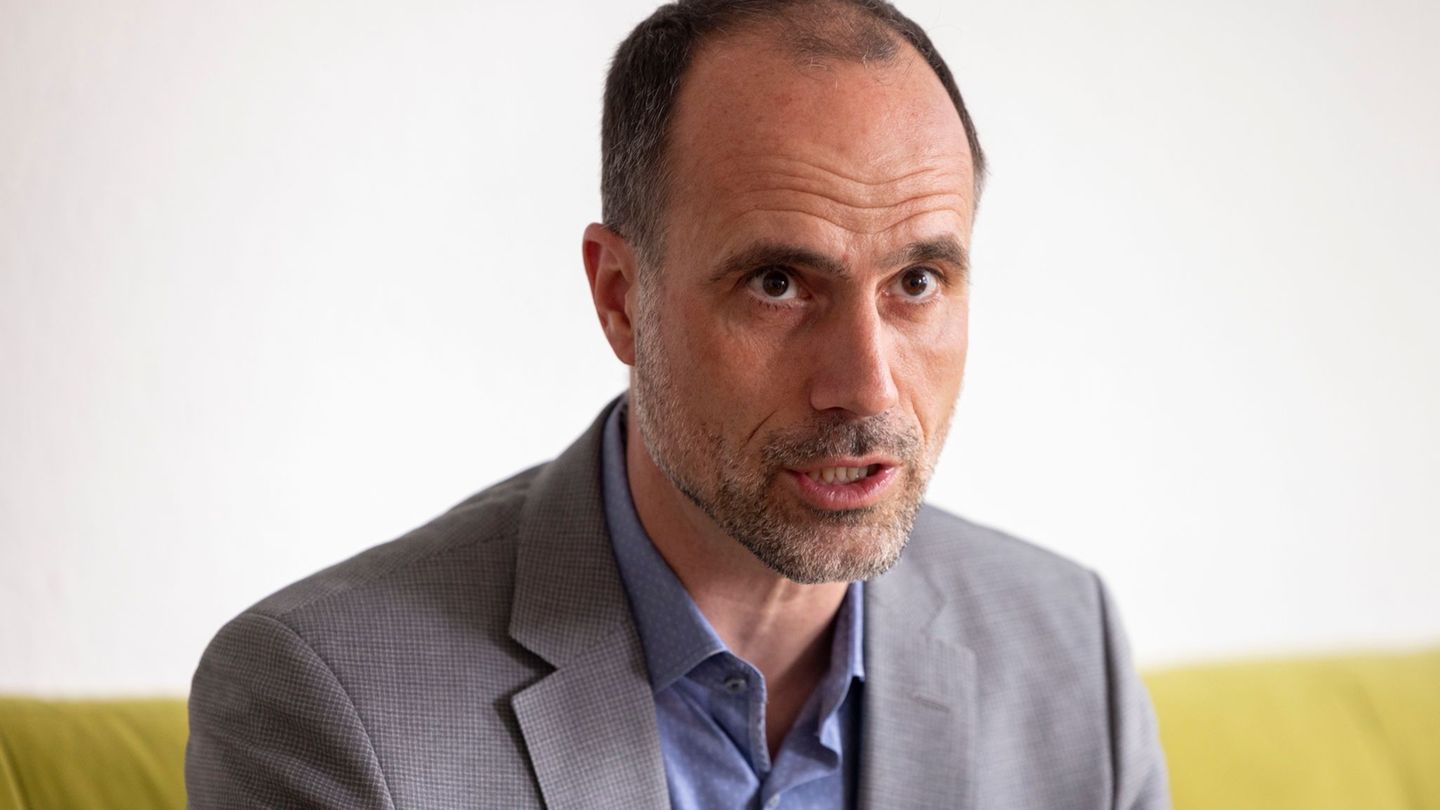 Gesundheitsminister Clemens Hoch sichert den Erhalt von Arbeitsplätzen und die medizinische Versorgung zu. (Archivbild) Foto: He Gesundheitsminister Clemens Hoch sichert den Erhalt von Arbeitsplätzen und die medizinische Versorgung zu. (Archivbild) Foto: He