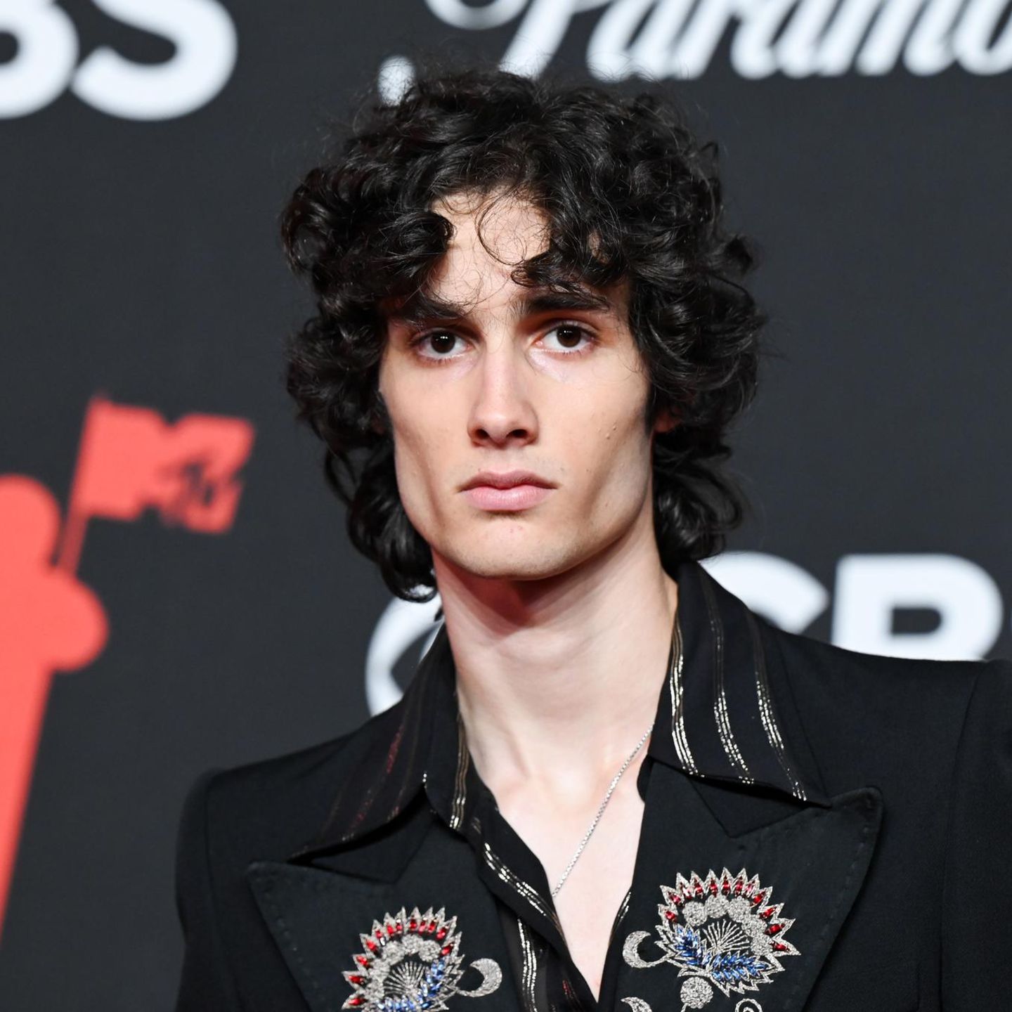 TikTok-Star Sombr schockt mit Sex-Anspielungen vor jugendlichen Fans TikTok-Star Sombr schockt mit Sex-Anspielungen vor jugendlichen Fans