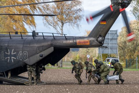 Bei einer Bundeswehr-Übung bringen Soldaten einen von einem Soldaten gespielten Verletzten zu einem Hubschrauber. Foto: Armin We