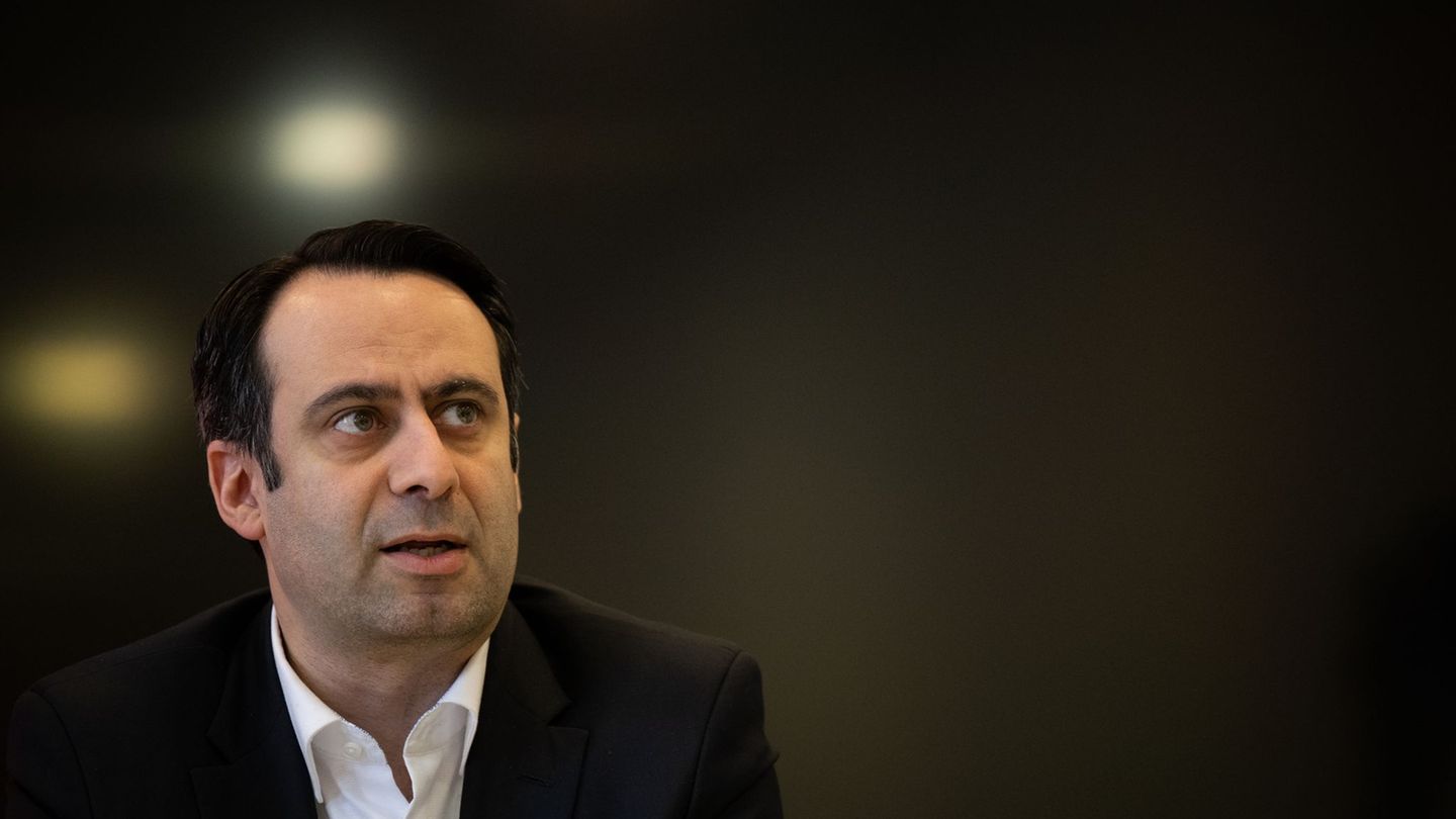 Sozialstaatssekretär Aziz Bozkurt (SPD) fordert beim Bürgergeld einen Kurswechsel seiner eigenen Partei. (Archivbild) Foto: Seba Sozialstaatssekretär Aziz Bozkurt (SPD) fordert beim Bürgergeld einen Kurswechsel seiner eigenen Partei. (Archivbild) Foto: Seba