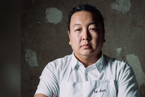 In seinem ersten Kochbuch "The Duc Ngo - Neue asiatische Küche" präsentiert The Duc Ngo Rezepte aus seinen Restaurants. In seinem ersten Kochbuch "The Duc Ngo - Neue asiatische Küche" präsentiert The Duc Ngo Rezepte aus seinen Restaurants.