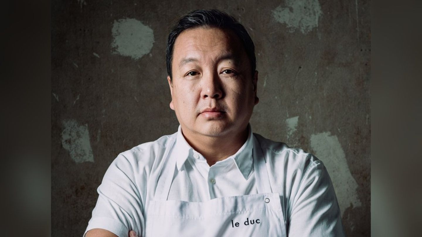 In seinem ersten Kochbuch "The Duc Ngo - Neue asiatische Küche" präsentiert The Duc Ngo Rezepte aus seinen Restaurants. In seinem ersten Kochbuch "The Duc Ngo - Neue asiatische Küche" präsentiert The Duc Ngo Rezepte aus seinen Restaurants.