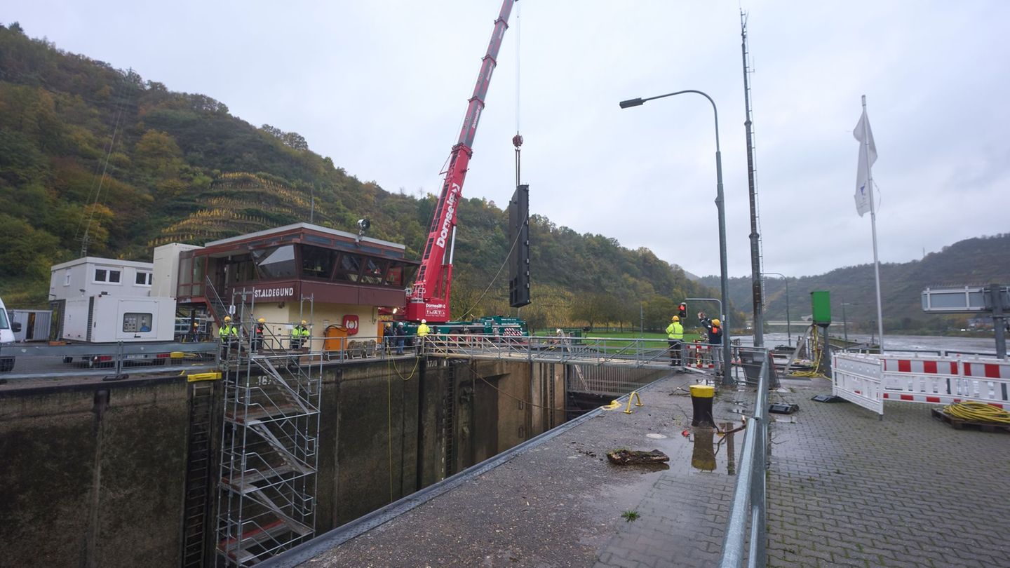 Der Einbau des Schleusentores verzögert sich leicht. Foto: Thomas Frey/dpa Der Einbau des Schleusentores verzögert sich leicht. Foto: Thomas Frey/dpa