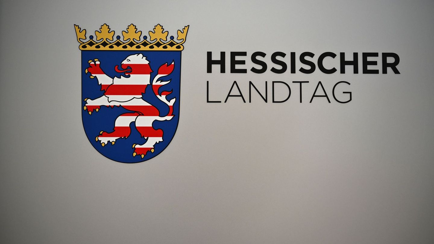 Der Wiesbadener Landtag hat sich erneut mit der einstigen Corona-Politik Hessens befasst. (Symbolbild) Foto: Michael Brandt/dpa Der Wiesbadener Landtag hat sich erneut mit der einstigen Corona-Politik Hessens befasst. (Symbolbild) Foto: Michael Brandt/dpa