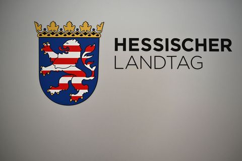 Der Wiesbadener Landtag hat sich erneut mit der einstigen Corona-Politik Hessens befasst. (Symbolbild) Foto: Michael Brandt/dpa
