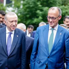 Friedrich Merz und der türkische Präsident Recep Tayyip Erdogan beim Gipfeltreffen der Europäischen Politischen Gemeinschaft