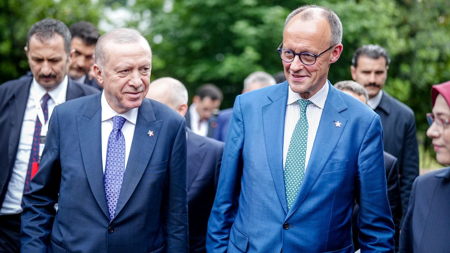 Friedrich Merz und der türkische Präsident Recep Tayyip Erdogan beim Gipfeltreffen der Europäischen Politischen Gemeinschaft