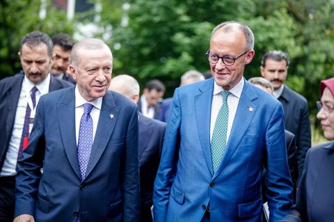 Friedrich Merz und der türkische Präsident Recep Tayyip Erdogan beim Gipfeltreffen der Europäischen Politischen Gemeinschaft Friedrich Merz und der türkische Präsident Recep Tayyip Erdogan beim Gipfeltreffen der Europäischen Politischen Gemeinschaft