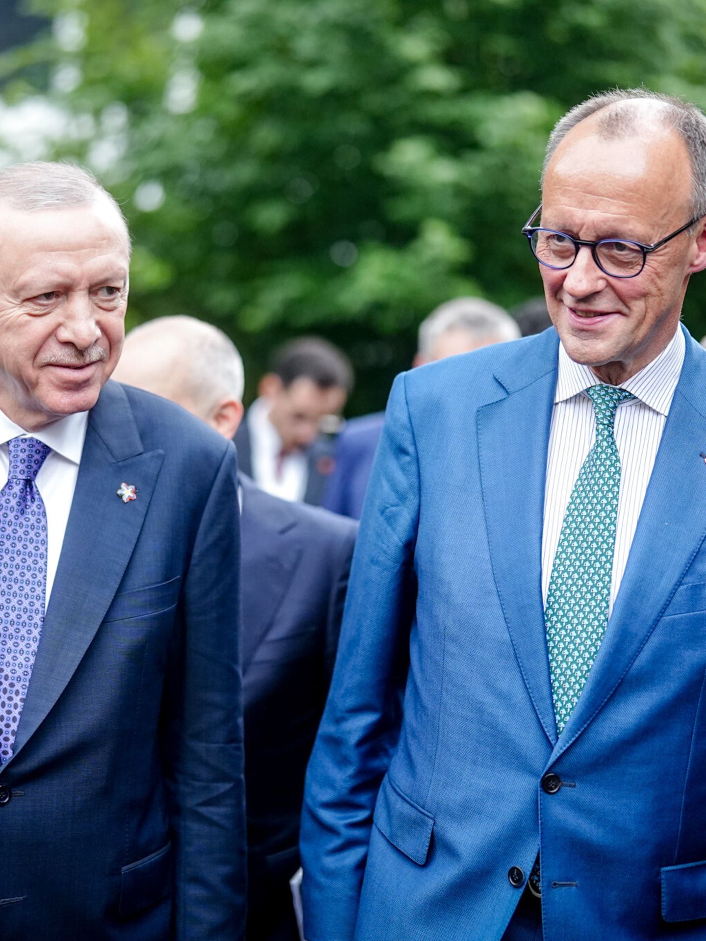 Friedrich Merz und der türkische Präsident Recep Tayyip Erdogan beim Gipfeltreffen der Europäischen Politischen Gemeinschaft Friedrich Merz und der türkische Präsident Recep Tayyip Erdogan beim Gipfeltreffen der Europäischen Politischen Gemeinschaft