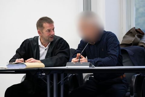 Im Prozess um mehrere Giftanschläge hat der Angeklagte (rechts) ein Geständnis abgelegt. (Archivbild) Foto: Pia Bayer/dpa
