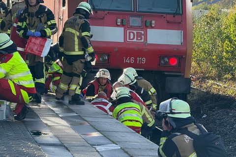 Einsatzkräfte bergen den Verletzten - ein Mann ist in Essen auf Gleis gestürzt und von einem Zug erfasst worden. Foto: Stephan W