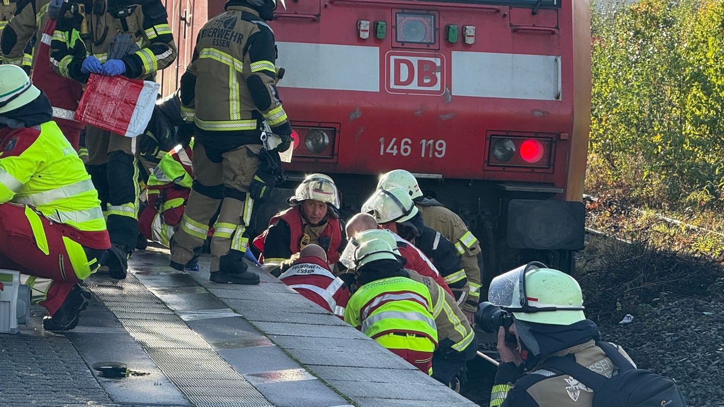 Einsatzkräfte bergen den Verletzten - ein Mann ist in Essen auf Gleis gestürzt und von einem Zug erfasst worden. Foto: Stephan W Einsatzkräfte bergen den Verletzten - ein Mann ist in Essen auf Gleis gestürzt und von einem Zug erfasst worden. Foto: Stephan W