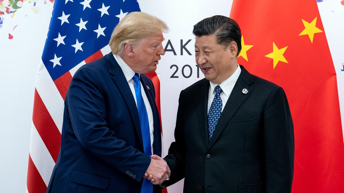 Trump und Xi: Ihr letztes Treffen ist sechs Jahre her: Donald Trump (l.) und Chinas Präsident Xi Jinping beim G20-Gipfel in Japan 2019 Ihr letztes Treffen ist sechs Jahre her: Donald Trump (l.) und Chinas Präsident Xi Jinping beim G20-Gipfel in Japan 2019