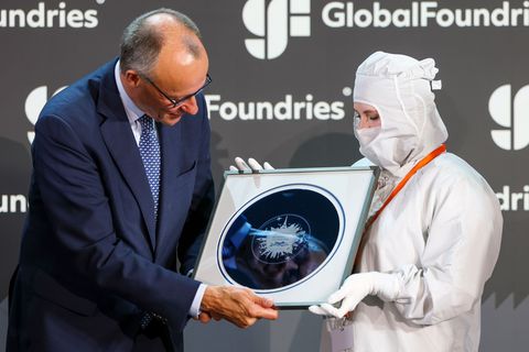 Bundeskanzler Friedrich Merz hat den Chiphersteller Globalfoundries in Dresden besucht. Foto: Jan Woitas/dpa