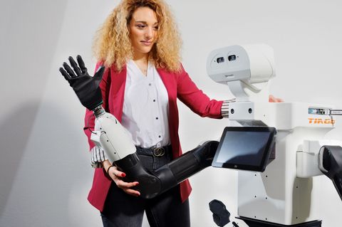 Roboter nicht als Ersatz, sondern als vertrauensvoller Partner des Menschen: Damit beschäftigt sich die Darmstädter Informatiker