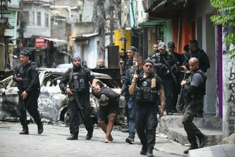 Polizisten mit Festgenommenem in Rio