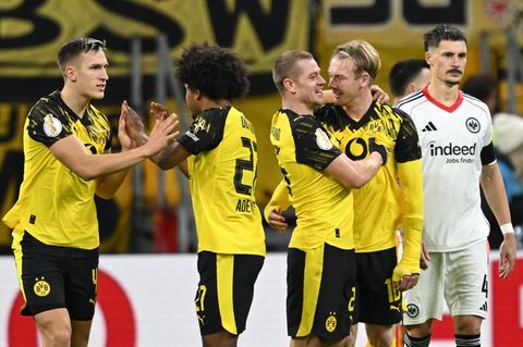 DFB-Pokal Borussia Dortmund Spieler von Borussia Dortmund bejubeln im DFB-Pokal ein Tor gegen Eintracht Frankfurt