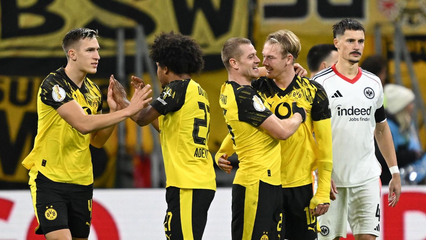 Spieler von Borussia Dortmund bejubeln im DFB-Pokal ein Tor gegen Eintracht Frankfurt