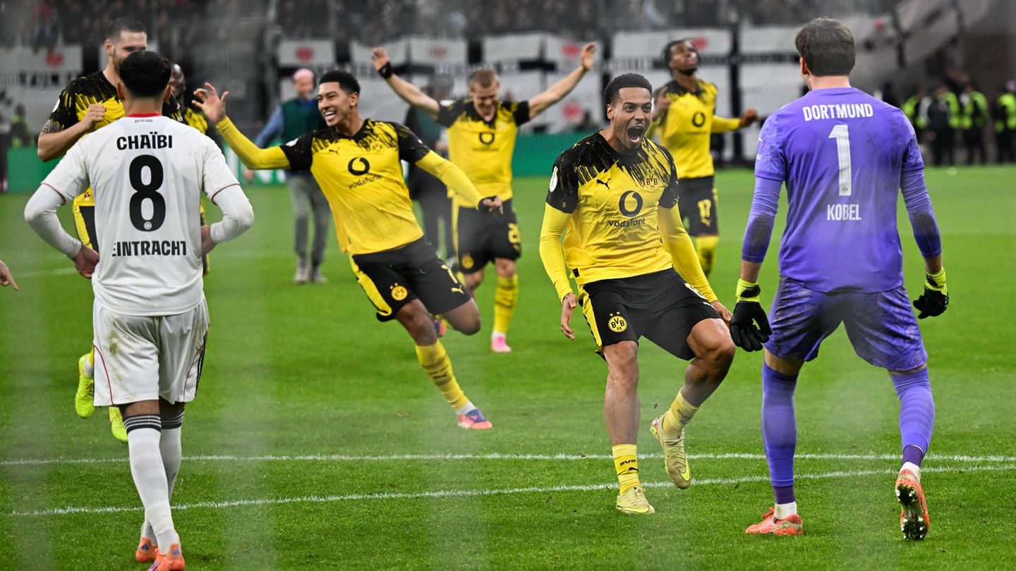 Die Dortmunder Spieler stürmen auf Elfmeter-Held Kobel zu. Foto: Arne Dedert/dpa Die Dortmunder Spieler stürmen auf Elfmeter-Held Kobel zu. Foto: Arne Dedert/dpa