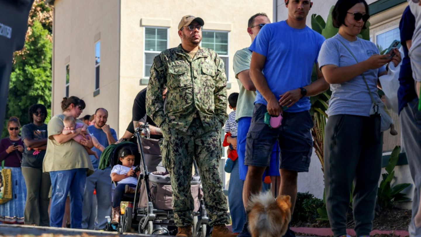 Warteschlange vor Essensausgabe durch Tafel in San Diego Warteschlange vor Essensausgabe durch Tafel in San Diego