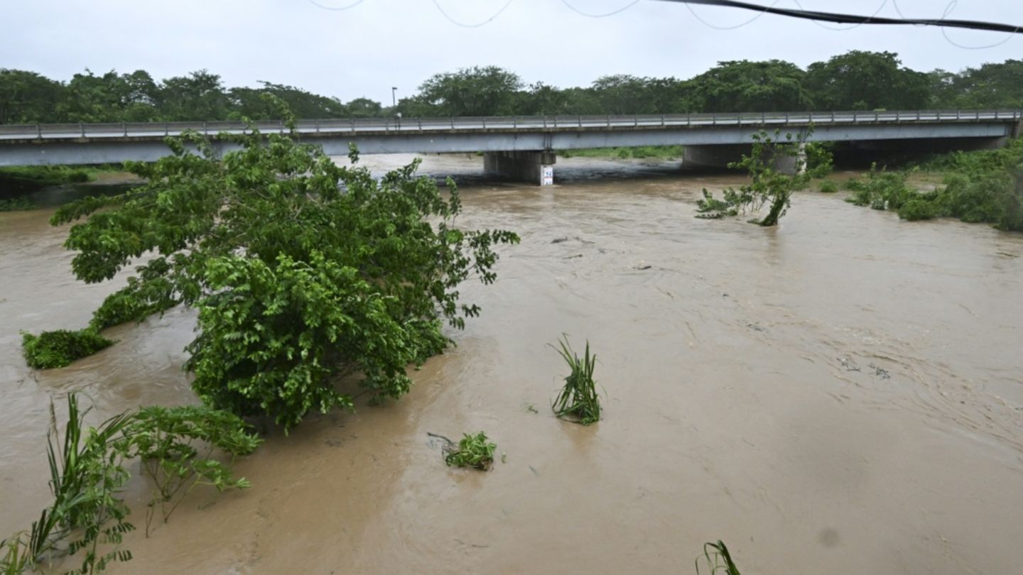Hochwasser führender Fluss in Jamaika Hochwasser führender Fluss in Jamaika