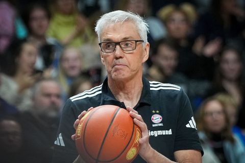 Gordon Herbert und die Bayern-Basketballer feiern einen wichtigen Sieg in der Euroleague. Foto: Soeren Stache/dpa